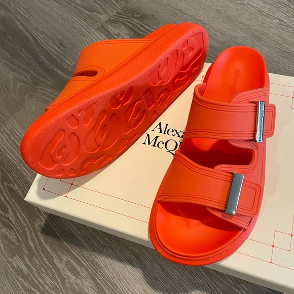 Alexander McQueen oversized slide sandal - Picture 5 of 9